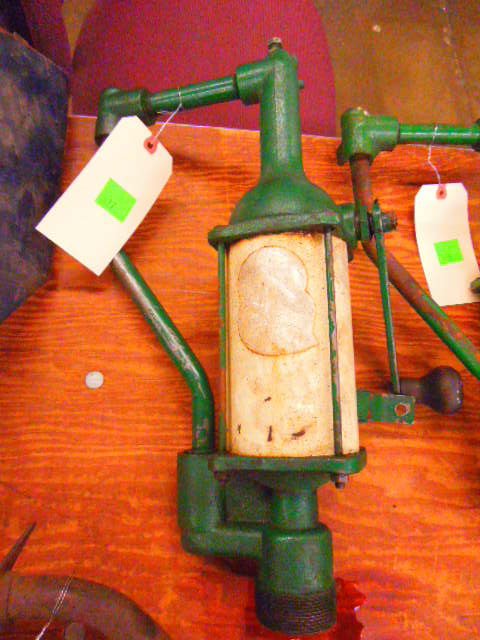 Vintage Quaker State Oil Pump: Vintage Quaker State Oil Pump. Condition: Fair used.