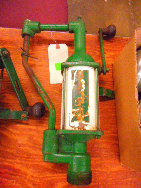 Vintage Quaker State Oil Pump: Vintage Quaker State Oil Pump. Condition: Fair used.