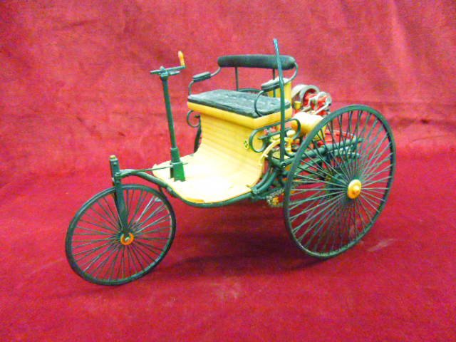 1886 Motor Wagon Model: Franklin Mint 1886 Mercedes Benz 3 Wheel Motor Wagon Precision Model. Condition: Some wear from age.