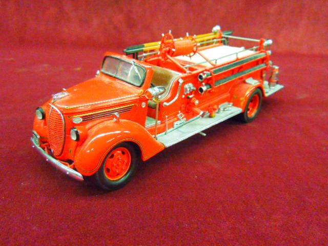 Model 1938 Fire Truck: Franklin Mint Precision Model 1938 Fire Truck. CONDITION: Some wear from age minor parts may be missing from vehicle.