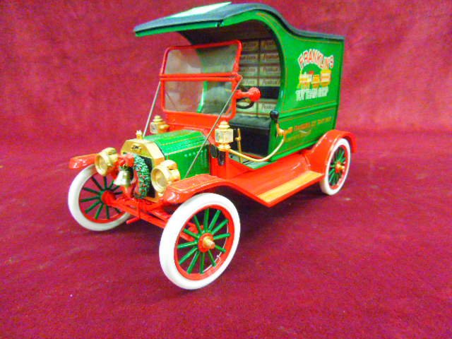 2002 Model Ford Christmas Truck: Franklin Mint 2002 Limited Edition model - T Ford Christmas Truck #2556/5000. CONDITION: Some wear with age.