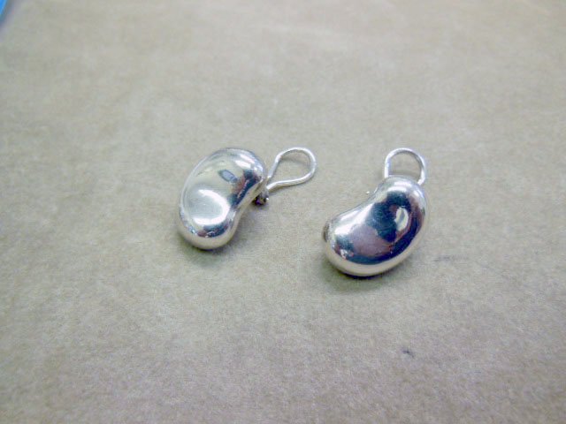 Tiffany & Co. Elsa Peretti Earrings: Tiffany & Co. Elsa Peretti bean earrings, pr sterling clip on Elsa Peretti bean shaped earrings. 19 x 12mm. .30ozt. signed on back. Tiffany pouch. CONDITION: Pre-owned, very fine.