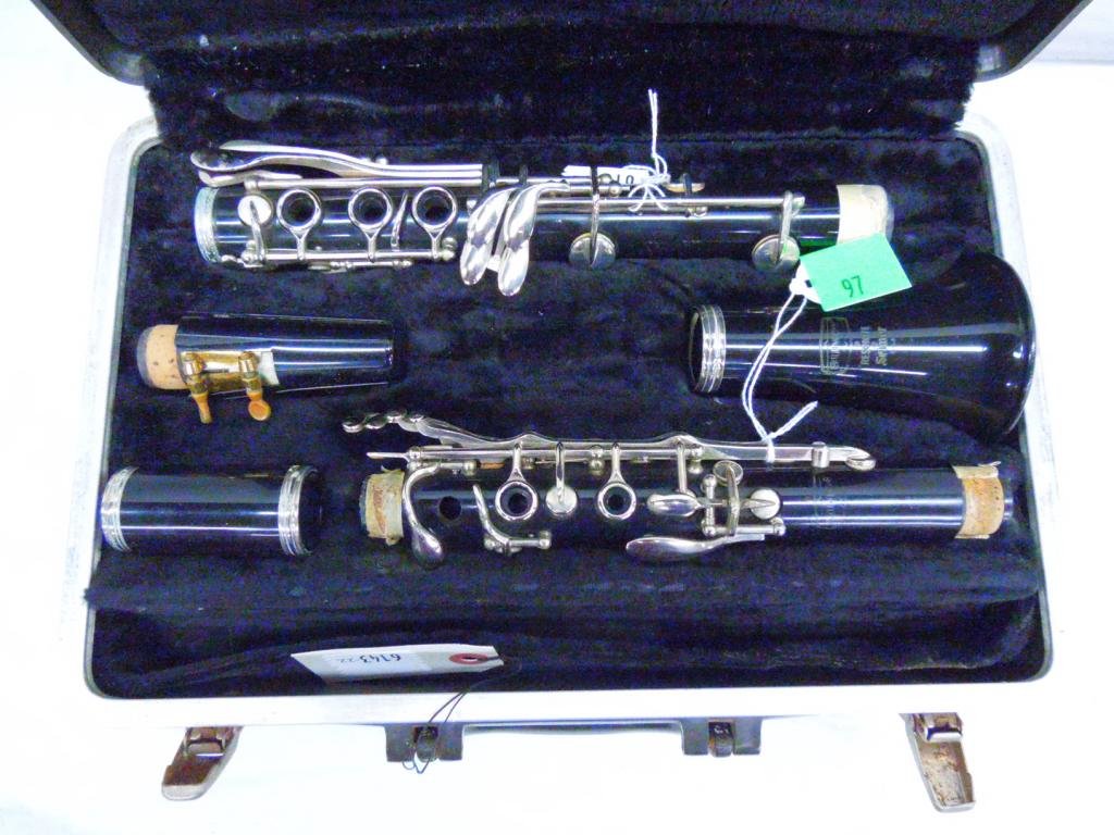 Bundy Resonite Selmer Clarinet SER# 693740: Bundy Resonite Selmer Clarinet SER# 693740 with case. Condition: Fair used, need new cork.