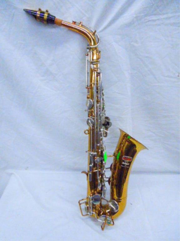 Bundy Selmer Alto Saxophone SER# 438698: Bundy Selmer Alto Saxophone SER# 438698. with case. Condition: Good used, shows some wear with light scratches.