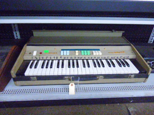 Farfisa Mini Compact Organ: Farfisa Mini Compact Organ. Condition: Fair used, untested.