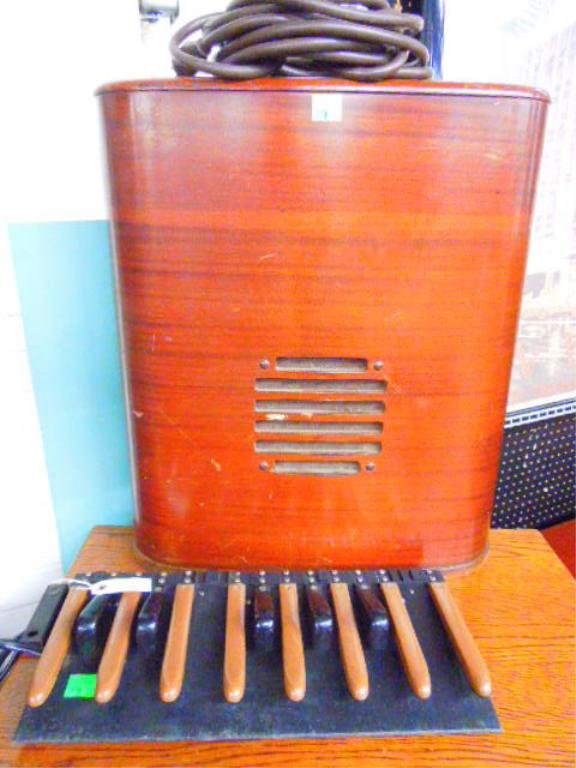 Leslie Organ Foor Pedal Pre Amp & Speaker: Leslie Organ Foor Pedal Pre Amp & Speaker. Condition: Fair used, Wood cabinet has scratches, untested
