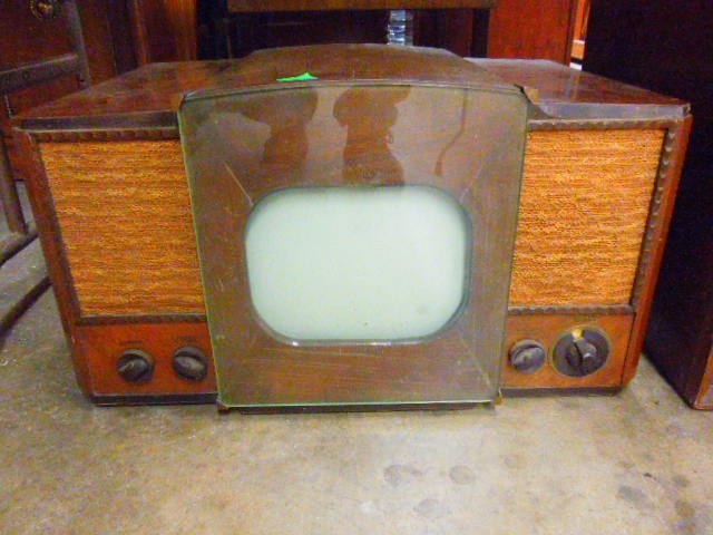 RCA Table Top Television: RCA table top television, model 63OTS. CONDITION: Scratches to case, not working.