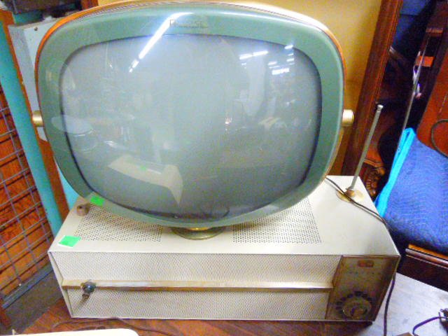 Philco Predicta Television 1959: Philco Predicta television 1959. CONDITION: sound works & screen lights up (vertical doesn't work.