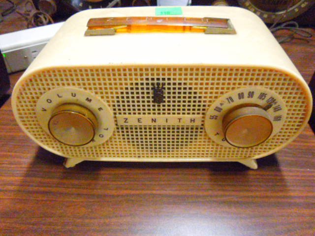Zenith 510W AM Radio: Zenith 510W AM Radio, white, working.
