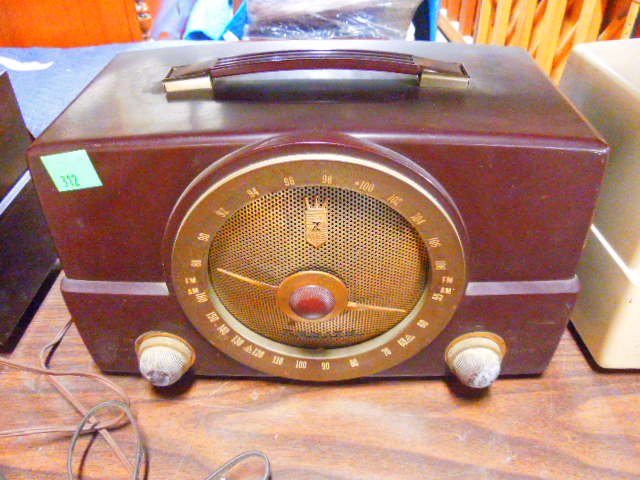 Zenith AM/FM/Standard Broadcast Radio: Zenith AM/FM/Standard Broadcast Radio, brown case, not working.