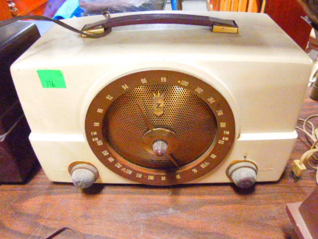 Zenith AM/FM Standard Broadcast Radio: Zenith AM/FM standard broadcast radio, (ivory case) (static when turned on)