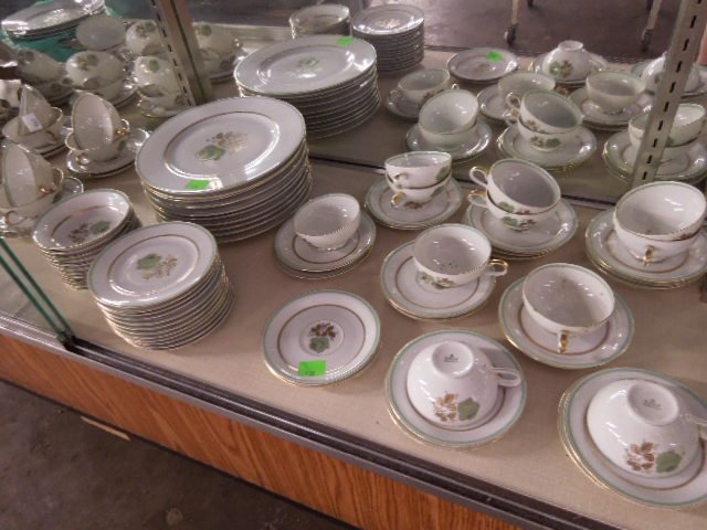 Eschenbach "Minerva" Part Dinner Service: Eschenbach china "Minerva" pattern partial dinner service, 98 pcs, to include: 20 dinner plates, covered sugar bowl, assorted quantities of vegetable bowls, bread/butter plates, bullion cups and sauce