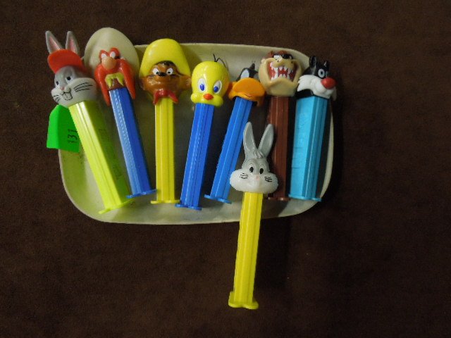 8 Warner Bros Pez Dispensers: Eight Warner Bros. Pez dispensers, including: two Bugs Bunny, Daffy Duck, Sylvester & Tweety, Yosemite Sam, Speedy Gonzales & Tasmanian Devil, loose. CONDITION: Very minor wear.