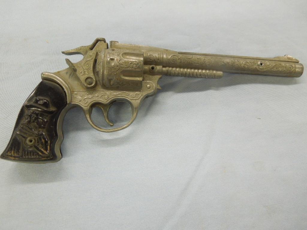 Vintage Kit Carson Cap Gun / Revolver: Vintage Kit Carson cap gun / revolver. CONDITION: Fair, used, shows wear.