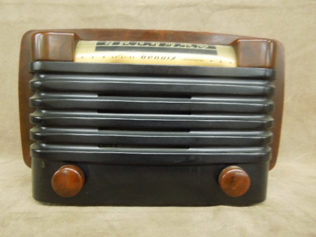 Bendix Catalin Radio: Bendix Catalin radio, model #526, two tone finish with two front knobs, plastic dial face, [75] 7" x 11" x 7" h. CONDITION: Minor surface scratching, small shatter in plastic dial plate above aviation