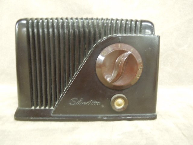 Silvertone Bakelite Radio: Silvertone Bakelite radio, 2 1/2" toning knob on front, sold exclusively by Sears & Roebuck, [15] 5 3/4" x 8 3/4" x 5 5/8" CONDITION: Very minor wear & surface scratching, back cover a little loose.