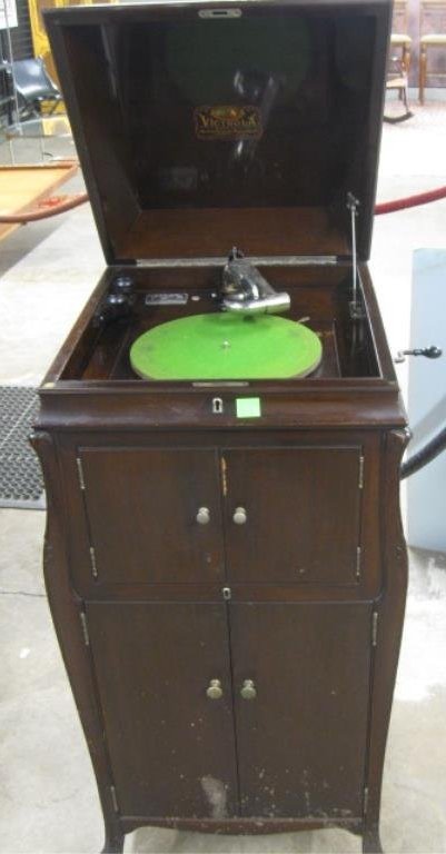 Victor Model VV-XIV Upright Record Player: Victor Model VV-XIV Upright record player, mahogany case with carved cabriole corners & legs on scroll feet with casters, early 20th C, 48" x 22" x 23" CONDITION: cranks & turns but not at full speed: