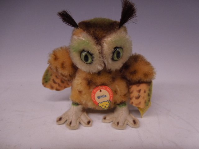 Steiff "Wittie" Begging Owl: Steiff "Wittie", begging owl, #4310, mohair, plastic eyes, jointed neck, button on wing with cloth label, original paper tag, 4" h, mid 20th C. CONDITION: No issues identified.