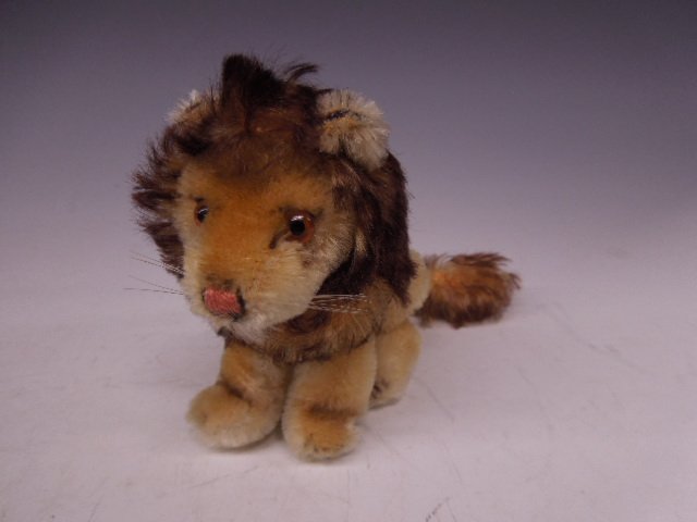 Steiff Lion Sitting: Sitting Steiff lion, no buttons or labels, not marked, glass eyes, 5"l, mid 20th C. CONDITION: Mild wear.