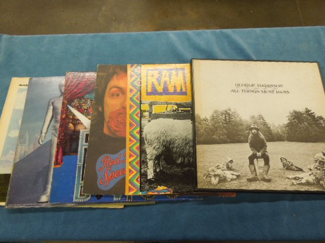 7 LPs Ringo Starr, Ge Harrison & McCartney: Lot of seven LPs from Ringo Starr, George Harrison & Paul McCartney, including: "Ram"-Apple-SMAS-3375, "Red Rose Speedway" - Apple - SMAL-3409, "Ringo"-Apple-SWAL-3413, "Goodnight Vienna" - Apple - SW
