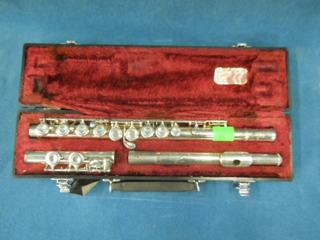 Yamaha Silver Plated Flute: Yamaha silver plated flute, serial # YFL225S. CONDITION: Used, mild finish loss, minor dent & scratches.