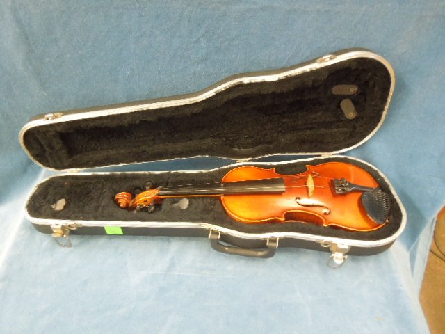 Karl Hofner 1/2 size Violin w/case: Karl Hofner 1/2 size Violin w/case no bow, circa 1972. CONDITION: Good, shows minor wear.