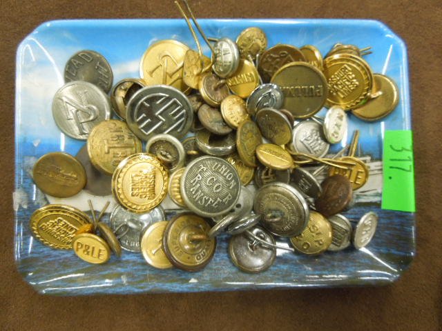 Large Lot of Vintage Railroad Buttons: Large lot of vintage railroad buttons includes: P & LE, N.Y.C, Pullman, S.O & Co., Missouri Pacific and others. CONDITION: Used, fair.