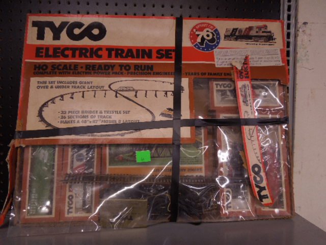 76 HO Scale Train Set: Tyco Spirit of '76 HO Scale Train Set includes: Engine, cars, transformer and track. CONDITION: Some track may be missing, fair used.