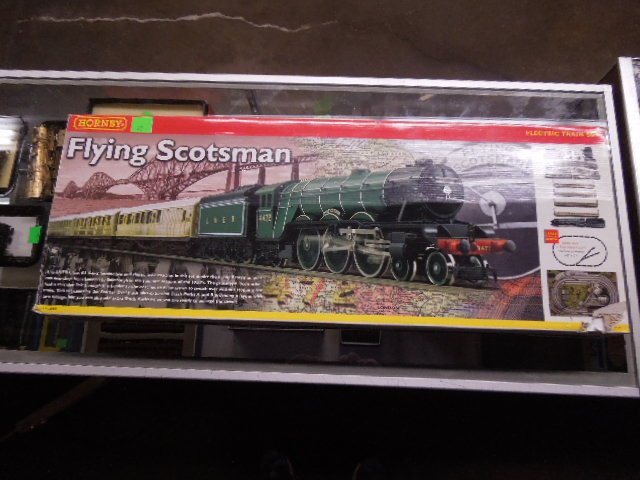 Hornby Flying Scotsman OO Gauge Train Set: Hornby Flying Scotsman OO Gauge Train Set. CONDITION: New in box. box has some damage.