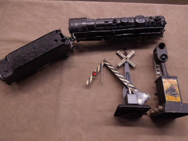 American Flyer & Marx Scale Train Accessories: American Flyer and Marx O-80 scale train and accessories includes: American Flyer #325AC Locomotive, Marx Automatic Signal, and Railroad Crossing. CONDITION: Fair, used.