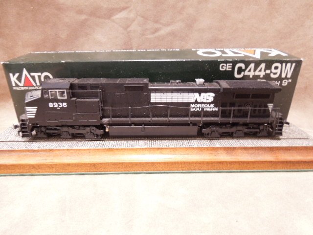Kata HO Scale Norfolk Southern Locomotive: Kate HO Scale Norfolk Southern Locomotive GE C44-9W "Dash9", #37-1801 Norfolk Southern #8936. CONDITION: Good used with original box.