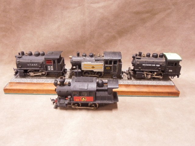 Four HO Scale Small Locomotives: Four HO-Scale small locomotives made by New One, Rivarossi and others. CONDITION: Fair ,used, shows wear.