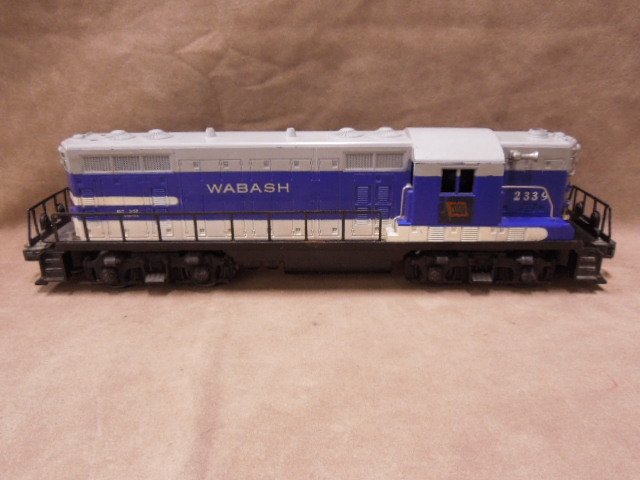 Lionel O-scale Wabash GP9 Engine #2339: Lionel O-scale Wabash GP9 engine #2339. CONDITION: Good, used, no battery rot.