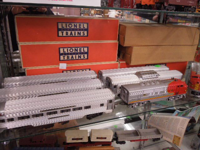 Lionel O-Scale Santa-Fe Engine & Passenger Car Set: Lionel O-scale Santa-Fe engine & passenger car set, includes: #2353 engine w/dual motors & dummy w/horn, #2330 Railway Express car, #2323 Silver Range Vista Dome, (2) #2334 Silver Bluff, #2331 Silver