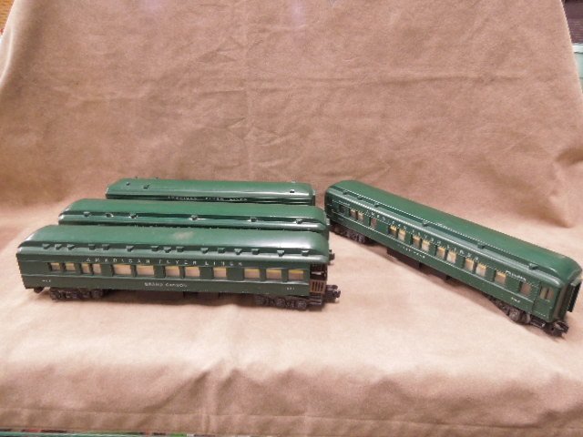 American Flyer Car Lot: American Flyer car lot, includes: #951 Railway Express, #952 Pike's Peak, #953 Niagara Falls, #954 Grand Canyon observation car. CONDITION: Good, used.