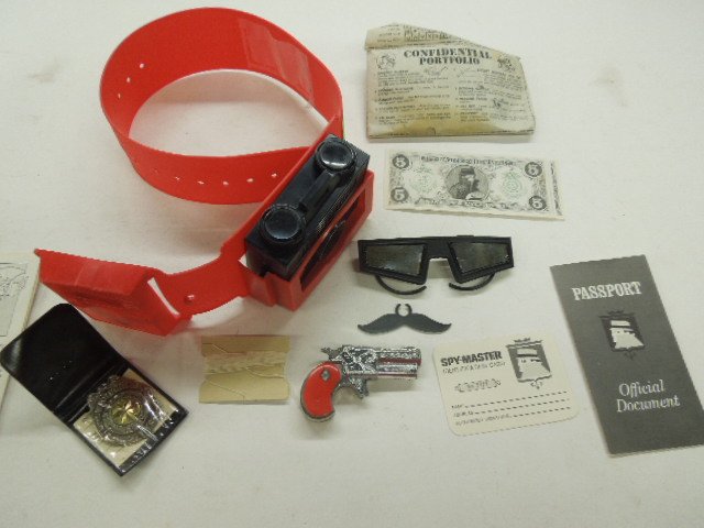 Federal Agent Toy kit: Federal Agent Toy kit including; belt, binoculars, toy Derringer, badge, confidential portfolio with accessories Cond; minor wear