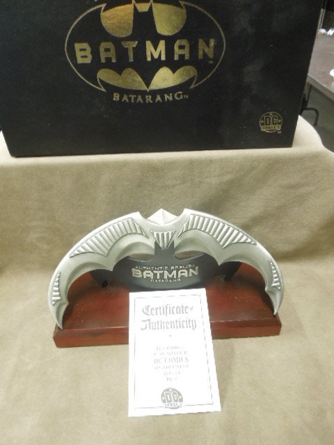 DC Direct Batarang Replica Prop: DC Direct Batarang Replica Prop Authentic DC Comics limited edition with COA on wood stand. 10" x 4" Condition: Comes with original box