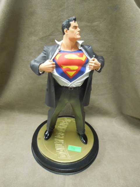 Superman Forever #1 Porcelain Statue: Superman Forever #1 cold cast Porcelain Statue by DC Comics limited edition by Karen Palinko3025/5000 no COA. Condition: Comes with original box.