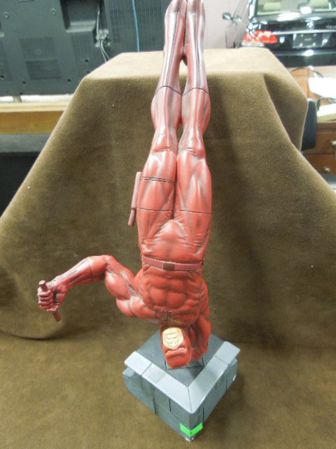 Daredevil Porcelain Statue: Daredevil Cold Cast Porcelain Statue Limited edition 610/1000 by Lucky Group 2007. by Seth Vandable. Condition: Figure good, base chipped in 2 spots.