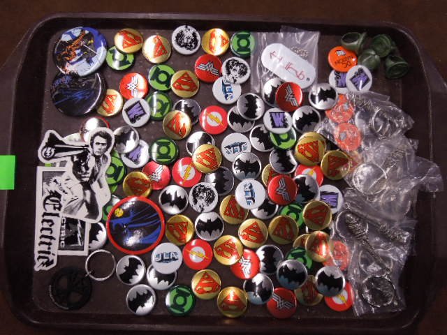 Large lot of DC Comics Buttons: Large lot of DC Comics Buttons. Including: Superman, Batman, Green Lantern, Flash & more. all 1" plus 4 Green Lantern Plastic rings & 6 metal keychains. Condition: good