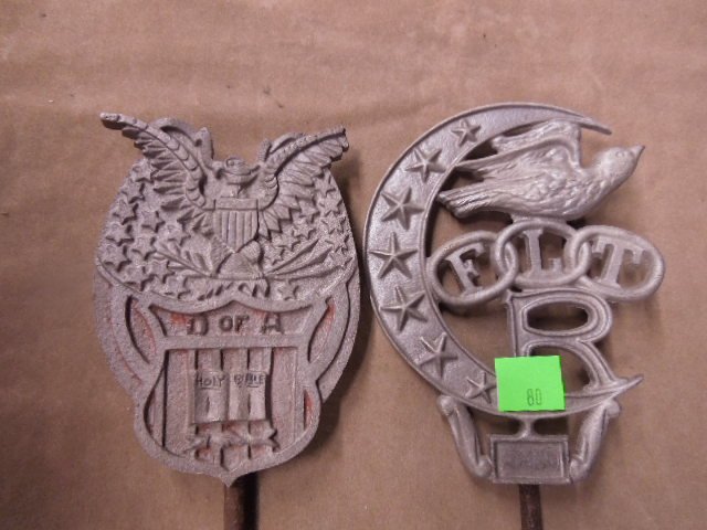 2 Aluminum Fraternal grave markers: 2 Aluminum Fraternal grave markers including; (1) Odd Fellows grave marker. The marker is made of cast aluminum and features the three chain links enclosing the letters F L T beneath which is a large