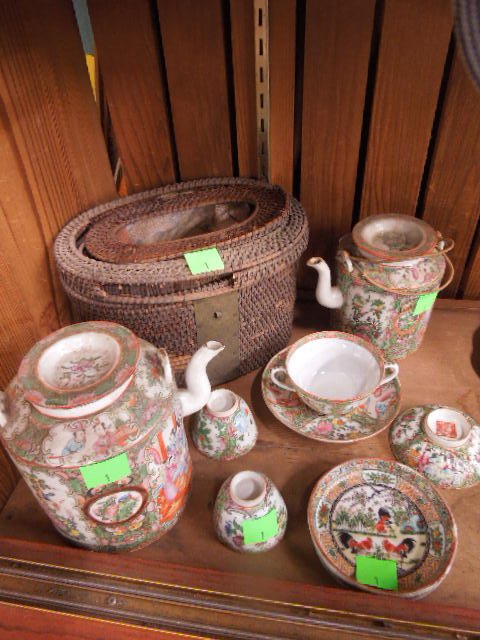 8 Chinese Rose Medallion Pieces (1 of 4)