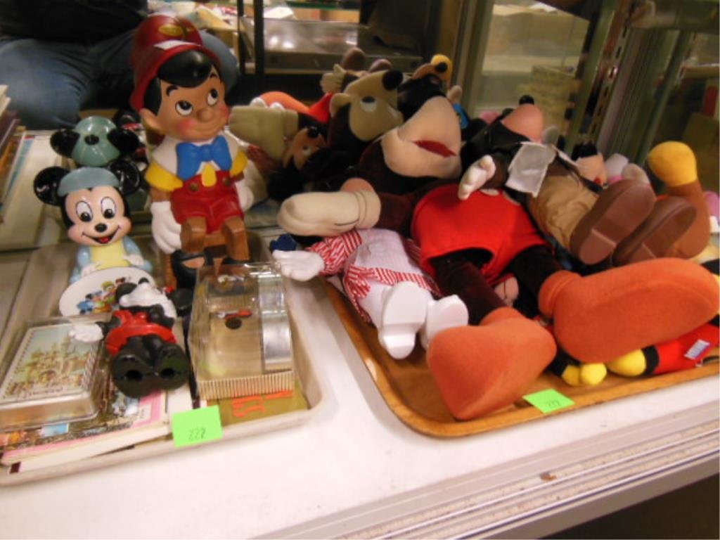 Lot Disney collectibles (1 of 3)