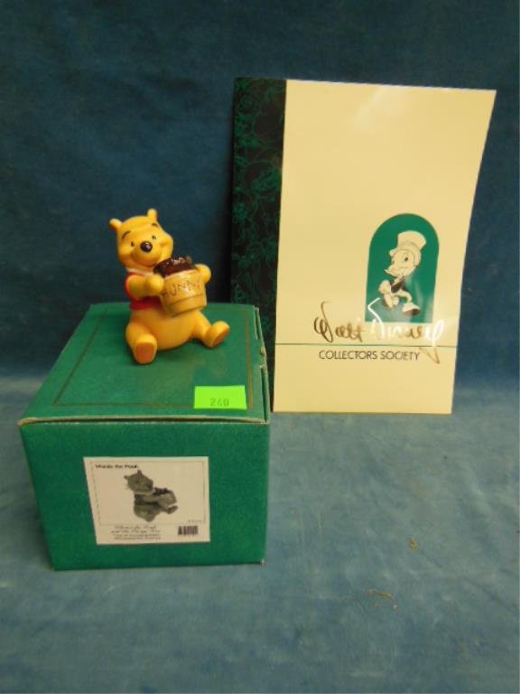 Disney Classic Collection figurine Winnie the Pooh (1 of 5)