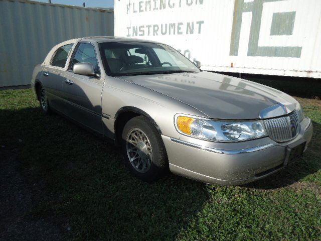 2001 Lincoln Town Car: 2001 Lincoln Town Car. 4.6 litre V-8 with automatic transmission, sunroof, A/C, cruise, leather interior, Condition: Fair showing wear from age and use. Has dings, scratches etc., Lether interior is d