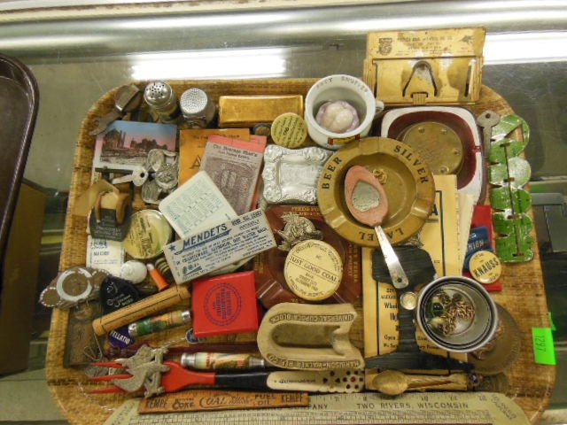 Assorted vintage advertising items (1 of 5)