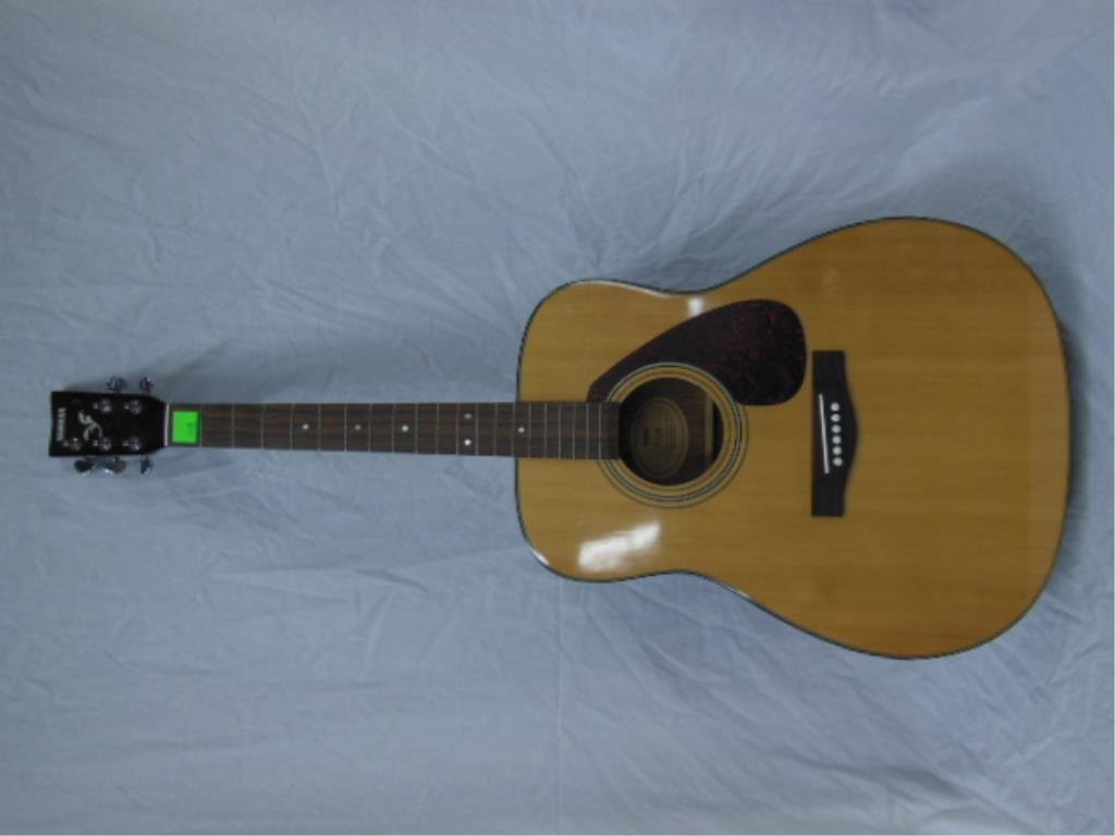 Acoustic Guitar, Yamaha F-325 (1 of 5)