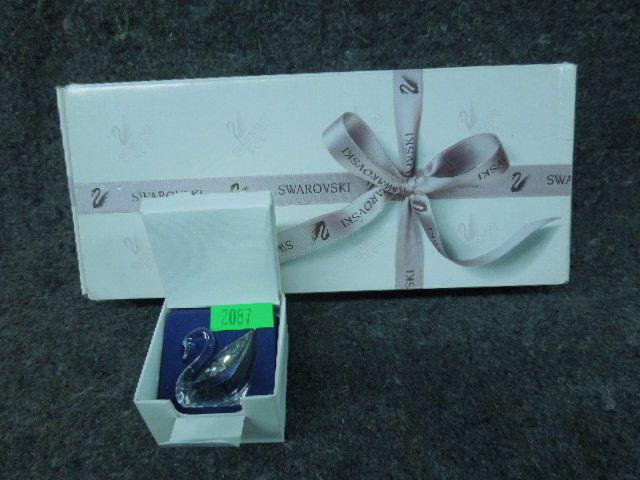 Swarovski crystal paperweight Swan (1 of 4)