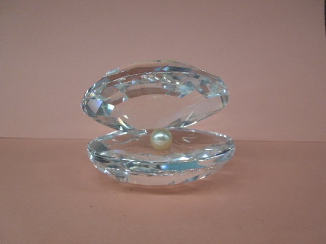 Swarovski crystal clam with pearl (1 of 3)
