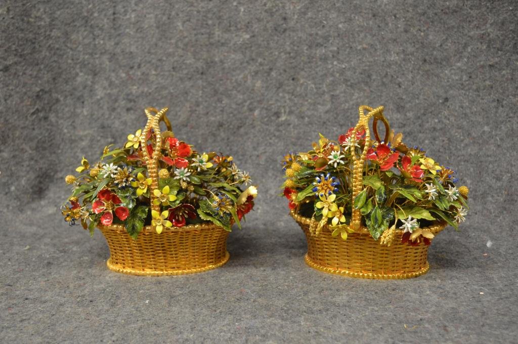 2 unmarked Fleurs des Siecles flower arrangements (1 of 2)